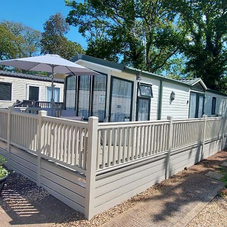 A Fashionable Caravan In A Peaceful Seaside Town Sandown Exterior photo