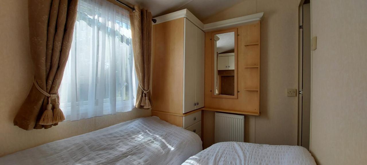 A Fashionable Caravan In A Peaceful Seaside Town Sandown Exterior photo